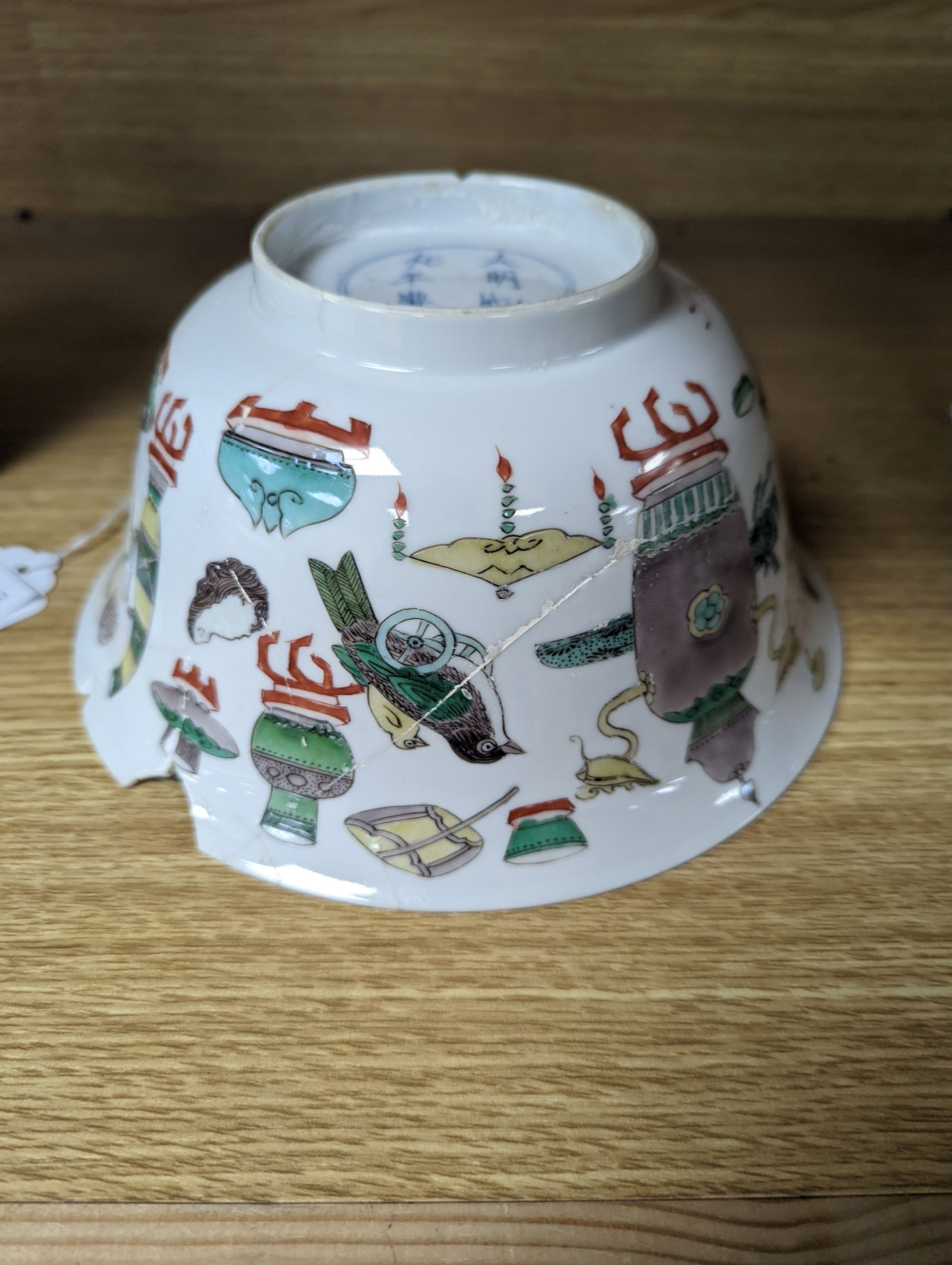 A Kangxi famille verte bowl, 20cm (a.f.) and a Chinese Dowager Empress-pattern pillow with dragons